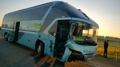 Рейсовый автобус и иномарка столкнулись в Куйтунском районе 