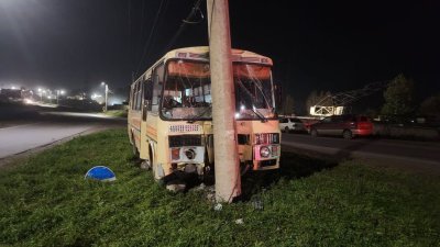 Автобус с пассажирами врезался в опору ЛЭП в Нижнеудинске