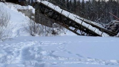 В Усть-Илимском районе рухнул мост
