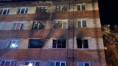 Крупный пожар в многоквартирном доме в Шелехове унёс жизнь женщины