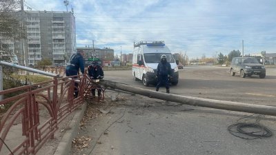 Автомобилист снёс три опоры связи и два светофора в Ленинском районе Иркутска 