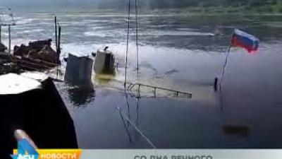 Затонувший катер после столкновения с баржей  подняли со дна в Усть-Куте