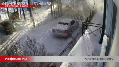 Глыба снега упала с крыши на автомобиль с беременной женщиной в Иркутском районе