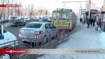 Троллейбус протаранил дорожное ограждение в Иркутске
