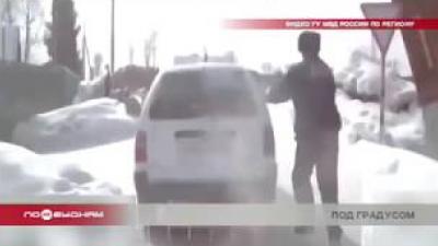 Работника одной из автомоек Иркутска сбил нетрезвый клиент