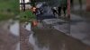 В сильный дождь укладывали асфальт рабочие в Усолье-Сибирском
