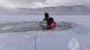 Автомобиль с тремя людьми провалился под лёд на Малом Море