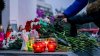 Иркутяне несут цветы к часовне Казанской иконы Божией Матери и зажигают свечи
