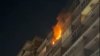 Тушению пожара в 14-этажке Иркутска мешали плотно припаркованные автомобили 